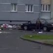 Женщина выбрасывала вещи из квартиры в Пинске, повреждены 4 автомобиля