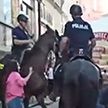 В Польше отдыхающего гражданина стражи порядка едва не затоптали лошадьми
