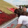 Самое большое в мире знамя Победы развернули на Кургане Славы