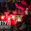 Белорусы несут цветы к зданию посольства России в Минске