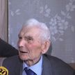 Зарядка по утрам, помощь от соцработников и визиты школьников: как сегодня живут 100-летние ветераны Великой Отечественной в Беларуси
