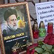Белорусы несут цветы к посольству Ирана в Минске