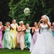 Парень сбежал со свадьбы, когда его девушка поймала букет невесты