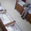 20-летний парень с битой ограбил ювелирный магазин в Борисове. Его задержали через 10 минут