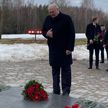 Лукашенко в Хатыни возложил венок в память о жертвах трагедии