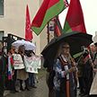 Жители Гродно провели мирную акцию у стен Генконсульства Литвы после инцидента с белорусским флагом в Вильнюсе