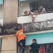 Неравнодушные прохожие сняли с карниза здания в Бангкоке маленькую девочку (ВИДЕО)