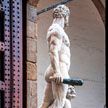 Голый мужчина залез на статую в центре Флоренции