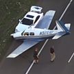 В США легкий самолет аварийно сел на шоссе и попал на видео