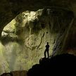 Мужчина десять лет живет в пещере в Индонезии. Узнайте почему