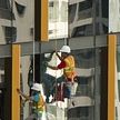 В Москве женщина мыла окна, стоя на карнизе седьмого этажа (ВИДЕО)