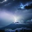 Фотофакт: удар молнии в вершину вулкана в Гватемале попал на снимок
