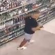 Конфликт между двумя покупателями в магазине: в гневном порыве 22-летний парень разбил 4 банки пива и одну с шампанским