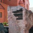 Возле Красного костела неизвестные выставили стенд о возможном переносе памятника Герою Советского Союза Владимиру Омельянюку