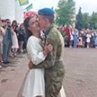 Белорусский солдат устроил сюрприз для своей подруги-выпускницы – видео
