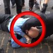 В Германии политик укусил за ногу демонстранта