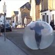 Жительница Британии отправилась в магазин в воздушном шаре