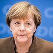 Меркель не заметила ступеньки и упала со сцены конференции в Берлине