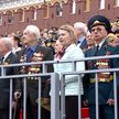 Парады, народные гуляния и салют: День Победы встречают в России