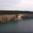 Кусок скалы обрушился прямо возле людей в каяках (ВИДЕО)