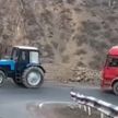 Белорусский трактор вытащил голландский грузовик, который застрял в горах