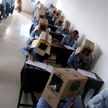С коробками на голове: в Индии студенты сдавали экзамены необычным способом