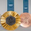 В Париже представили медали XXXIII летних Олимпийских игр, сделанные из частей Эйфелевой башни