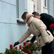 Белорусы несут цветы к посольству Турции и Сирии в память о жертвах землетрясения