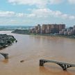 Два автомобиля упали в реку из-за обрушения моста на юге Китая