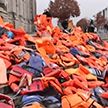 Сотни спасательных жилетов положили на ступени Бундестага в память о погибших мигрантах, пытавшихся попасть в Европу