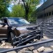 Автоледи перепутала педали и врезалась в металлическое ограждение возле магазина в Минске