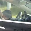 Видеофакт: водитель и пассажир уснули в авто на скорости 100 км/ч