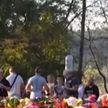 Жители Нарвы несут цветы к постаменту, где стоял танк-памятник, который в годы войны участвовал в освобождении Эстонии
