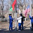 Флаг Беларуси поднят на космодроме Байконур Мариной Василевской и Анастасией Ленковой