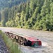 Поезд со школьниками сошел с рельсов и упал в реку в Австрии