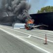В Калифорнии очевидцы сняли огненную посадку самолета на оживленной автостраде