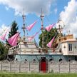 Розовые паруса: в Пинске бывший моряк-подводник построил корабль в огороде
