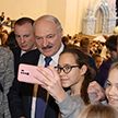 Александр Лукашенко посетил главную ёлку страны: кто сидел рядом с Президентом и какой подарок дети вручили Главе государства?