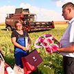 В Клецком районе чествовали супружеский экипаж уборочного комбайна: как семейные узы помогают работать в поле?