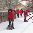 Молодежь помогает в уборке снега в Могилевской области