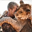Парень спас львёнка в Южной Африке, а теперь дружит с ним