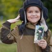 В России честь мальчика, приветствующего военных, выпустили шоколад «Алешка»