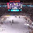 В США во время хоккейного матча болельщики выбросили на лед около 45 тысяч игрушек (ВИДЕО)