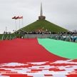 Тысячи белорусов собрались у Кургана Славы на День Независимости. История монумента, который стал священным для каждого из нас