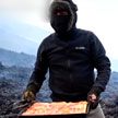 Житель Гватемалы готовит пиццу прямо на вулканической лаве