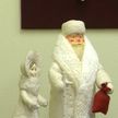 Более 100 фигурок Дедов Морозов собрали в одном выставочном зале в Витебске