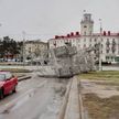В Минске сильный ветер опрокинул на дорогу объемную композицию