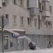 В Великом Новгороде на женщину с детской коляской упала ледяная глыба