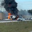 В США самолет упал прямо на трассу и загорелся