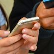В Испании население вынуждено привязывать к руке мобильные телефоны